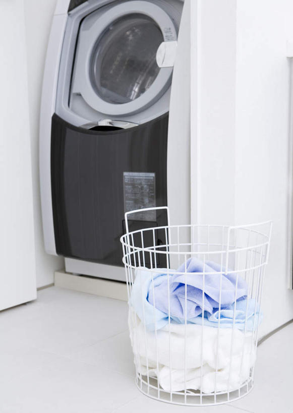 无人,竖图,室内,白天,正面,一堆,许多,堆叠,堆积,服装,电器,篮子,塑料,很多,一个,衣服,容器,塑料制品,服饰,洗衣机,单个,储藏,堆,一台,家电,家用电器,衣着,储存,穿着,衣饰,脏衣篮,脏衣篓,清洗,洗涤,彩图,贮存