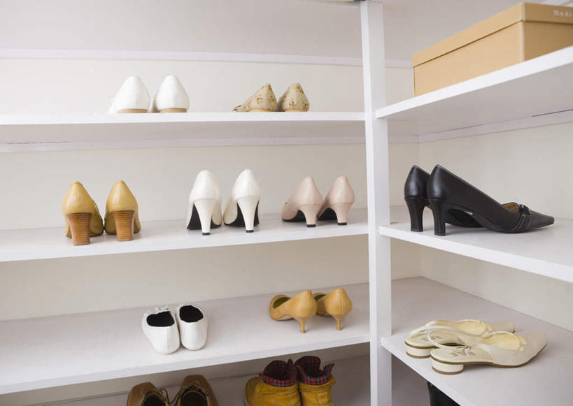 无人,横图,室内,白天,正面,高跟鞋,鞋,时尚,柜子,静物,鞋子,一排,许多,阴影,整齐,并列,并排,反射,影子,皮革,储物柜,很多,置物架,鞋柜,架子,排列,储存,队列,时髦,陈列架,平行,搁架,时兴,储备,蕴藏,贮备,彩图,皮鞋,贮存