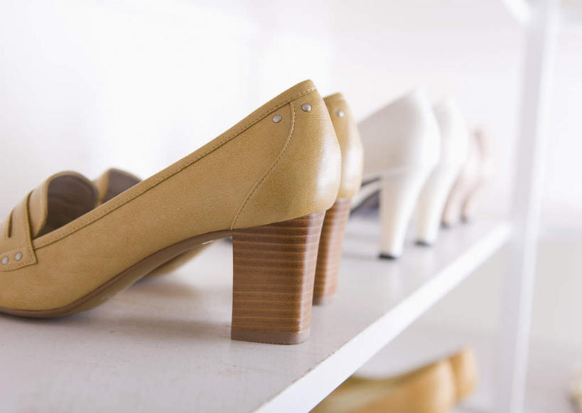 无人,横图,室内,白天,正面,高跟鞋,鞋,时尚,柜子,静物,鞋子,一排,许多,阴影,整齐,并列,并排,反射,影子,皮革,储物柜,很多,置物架,鞋柜,架子,排列,储存,队列,时髦,陈列架,平行,搁架,时兴,储备,蕴藏,贮备,彩图,皮鞋,贮存