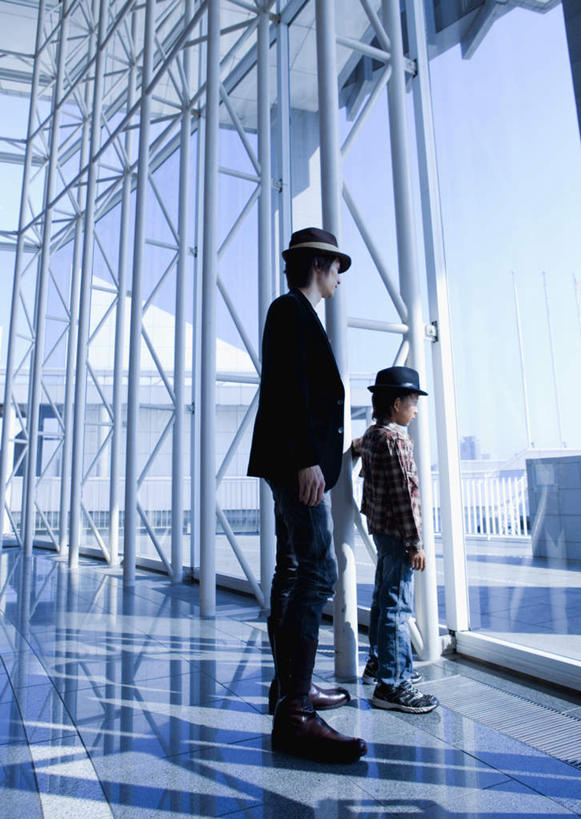 东方人,儿童,两个人,家庭,父亲,儿子,高楼大厦,站,竖图,室内,白天,侧面,纯洁,窗户,大厦,建筑,摩天大楼,帽子,亚洲,阴影,服装,裤子,光线,影子,注视,牛仔裤,休闲装,礼帽,黄种人,玻璃窗,小孩,衣服,蓝色,蓝天,天空,阳光,楼宇,天,观察,看,站着,休闲,温暖,温馨,父子,一家人,休闲服,父爱,可爱,童年,童趣,服饰,晴朗,观看,和睦,察看,关注,童真,烂漫,无邪,万里无云,天真,男孩,男人,男性,年轻男性,亚洲人,孩子,年轻人,晴空,晴空万里,站立,彩图,全身,大楼,高层建筑,高楼,摩天楼,融洽,男生