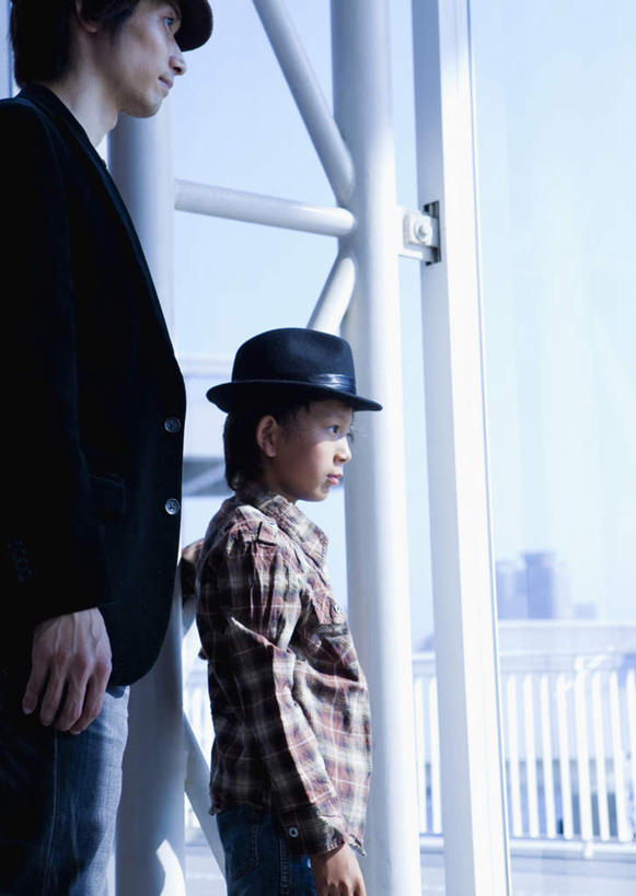 东方人,儿童,两个人,家庭,父亲,儿子,高楼大厦,站,竖图,室内,白天,侧面,纯洁,窗户,大厦,建筑,摩天大楼,帽子,亚洲,阴影,服装,裤子,光线,影子,注视,牛仔裤,休闲装,礼帽,黄种人,玻璃窗,小孩,衣服,蓝色,蓝天,天空,阳光,楼宇,天,观察,看,站着,休闲,温暖,温馨,父子,一家人,休闲服,父爱,可爱,童年,童趣,服饰,晴朗,观看,和睦,察看,关注,童真,烂漫,无邪,万里无云,天真,男孩,男人,男性,年轻男性,亚洲人,孩子,年轻人,晴空,晴空万里,站立,半身,彩图,大楼,高层建筑,高楼,摩天楼,融洽,男生