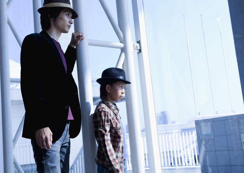 东方人,儿童,两个人,家庭,父亲,儿子,高楼大厦,站,横图,室内,白天,侧面,纯洁,窗户,大厦,建筑,摩天大楼,帽子,亚洲,握,阴影,服装,裤子,光线,影子,注视,牛仔裤,休闲装,礼帽,黄种人,玻璃窗,小孩,衣服,蓝色,蓝天,天空,阳光,楼宇,天,观察,看,站着,休闲,温暖,温馨,父子,一家人,休闲服,父爱,可爱,童年,童趣,握着,服饰,晴朗,观看,和睦,察看,关注,童真,烂漫,无邪,万里无云,天真,男孩,男人,男性,年轻男性,亚洲人,孩子,年轻人,晴空,晴空万里,站立,半身,彩图,大楼,高层建筑,高楼,摩天楼,融洽,男生