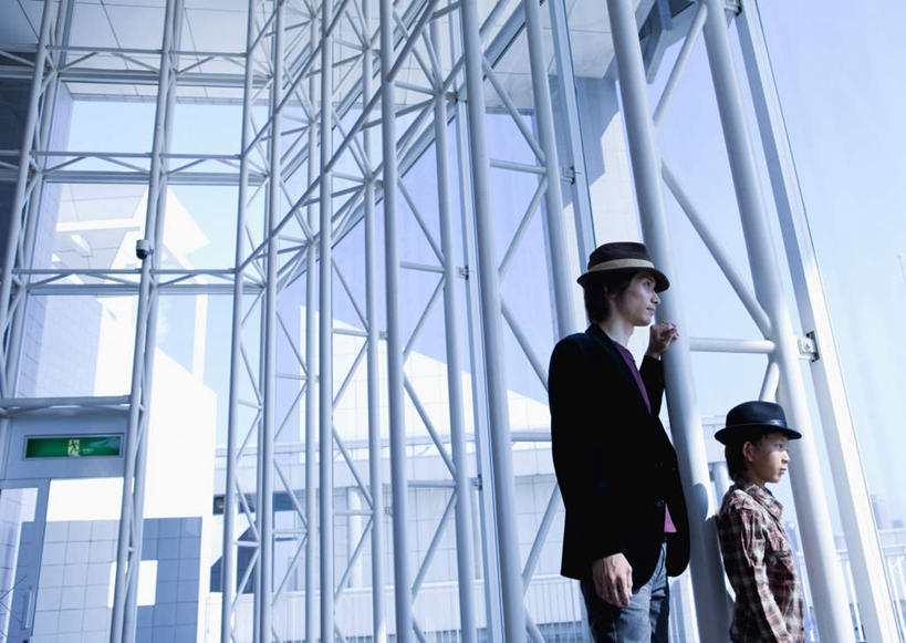 东方人,儿童,两个人,家庭,父亲,儿子,高楼大厦,站,横图,室内,白天,仰视,纯洁,窗户,大厦,建筑,摩天大楼,帽子,亚洲,握,阴影,服装,裤子,光线,影子,注视,牛仔裤,休闲装,礼帽,黄种人,玻璃窗,小孩,衣服,蓝色,蓝天,天空,阳光,楼宇,天,观察,看,站着,休闲,温暖,温馨,父子,一家人,休闲服,父爱,可爱,童年,童趣,握着,服饰,晴朗,观看,和睦,察看,关注,童真,烂漫,无邪,万里无云,天真,男孩,男人,男性,年轻男性,亚洲人,孩子,年轻人,晴空,晴空万里,站立,半身,彩图,低角度拍摄,大楼,高层建筑,高楼,摩天楼,融洽,男生