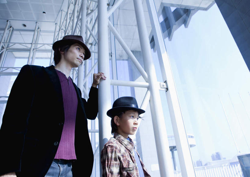 东方人,儿童,两个人,家庭,父亲,儿子,高楼大厦,站,横图,室内,白天,仰视,纯洁,窗户,大厦,建筑,摩天大楼,帽子,亚洲,握,阴影,服装,裤子,光线,影子,注视,牛仔裤,休闲装,礼帽,黄种人,玻璃窗,小孩,衣服,蓝色,蓝天,天空,阳光,楼宇,天,观察,看,站着,休闲,温暖,温馨,父子,一家人,休闲服,父爱,可爱,童年,童趣,握着,服饰,晴朗,观看,和睦,察看,关注,童真,烂漫,无邪,万里无云,天真,男孩,男人,男性,年轻男性,亚洲人,孩子,年轻人,晴空,晴空万里,站立,半身,彩图,低角度拍摄,大楼,高层建筑,高楼,摩天楼,融洽,男生