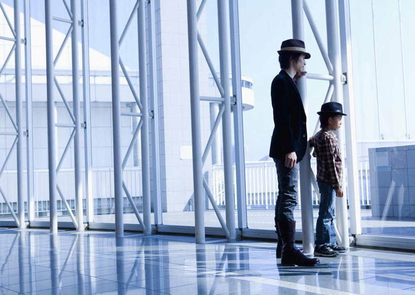 东方人,儿童,两个人,家庭,父亲,儿子,高楼大厦,站,横图,室内,白天,侧面,纯洁,窗户,大厦,建筑,摩天大楼,帽子,亚洲,阴影,服装,裤子,光线,影子,注视,牛仔裤,休闲装,礼帽,黄种人,玻璃窗,小孩,衣服,蓝色,蓝天,天空,阳光,楼宇,天,观察,看,站着,休闲,温暖,温馨,父子,一家人,休闲服,父爱,可爱,童年,童趣,服饰,晴朗,观看,和睦,察看,关注,童真,烂漫,无邪,万里无云,天真,男孩,男人,男性,年轻男性,亚洲人,孩子,年轻人,晴空,晴空万里,站立,彩图,全身,大楼,高层建筑,高楼,摩天楼,融洽,男生