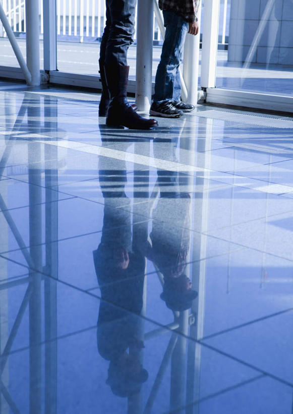 东方人,儿童,腿部,腿,两个人,家庭,父亲,儿子,高楼大厦,站,竖图,室内,白天,侧面,纯洁,窗户,大厦,建筑,摩天大楼,亚洲,阴影,服装,裤子,光线,影子,牛仔裤,休闲装,黄种人,玻璃窗,小孩,衣服,阳光,楼宇,站着,休闲,温暖,温馨,父子,一家人,休闲服,父爱,可爱,童年,童趣,服饰,和睦,童真,烂漫,无邪,天真,男孩,男人,男性,年轻男性,亚洲人,孩子,年轻人,站立,半身,彩图,大楼,高层建筑,高楼,摩天楼,融洽,男生