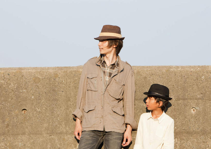 东方人,儿童,两个人,家庭,父亲,儿子,站,横图,室外,白天,正面,纯洁,安全,帽子,亚洲,阴影,服装,裤子,光线,影子,防护,扭头,注视,牛仔裤,休闲装,黄种人,小孩,衣服,蓝色,蓝天,天空,阳光,天,观察,看,站着,转头,休闲,温暖,温馨,父子,一家人,休闲服,牛仔帽,父爱,可爱,童年,童趣,服饰,晴朗,观看,保护,和睦,察看,关注,保险,童真,烂漫,无邪,防波堤,万里无云,保全,周全,安稳,安定,平安,天真,男孩,男人,男性,年轻男性,亚洲人,孩子,年轻人,晴空,晴空万里,站立,半身,彩图,破浪堤,融洽,男生