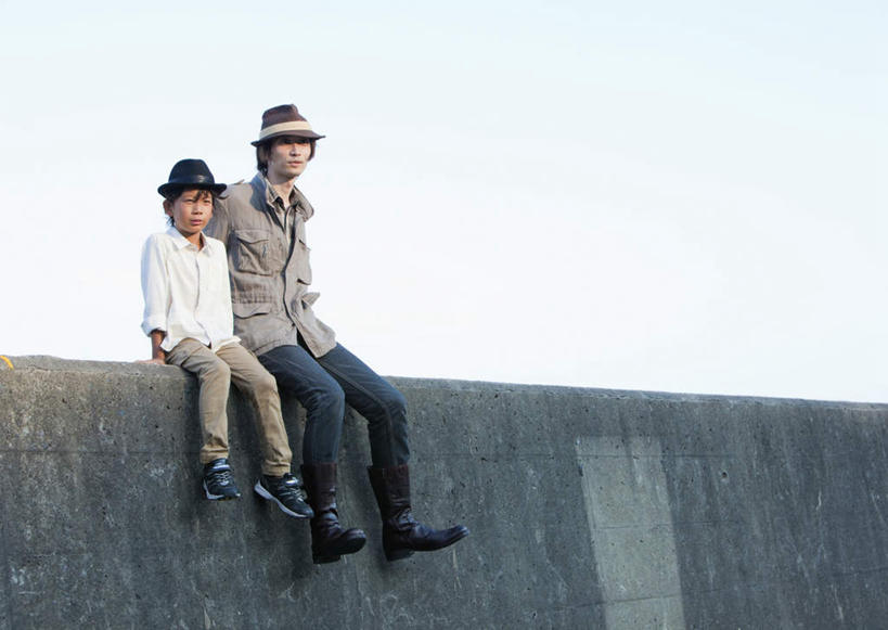 东方人,儿童,两个人,家庭,父亲,儿子,坐,横图,室外,白天,仰视,纯洁,安全,帽子,亚洲,阴影,服装,裤子,光线,影子,防护,注视,牛仔裤,休闲装,黄种人,小孩,衣服,天空,阳光,天,观察,看,休闲,温暖,温馨,父子,一家人,休闲服,牛仔帽,父爱,可爱,童年,童趣,服饰,观看,保护,和睦,察看,关注,保险,童真,烂漫,无邪,防波堤,保全,周全,安稳,安定,平安,天真,男孩,男人,男性,年轻男性,亚洲人,孩子,年轻人,坐着,彩图,低角度拍摄,全身,破浪堤,融洽,男生