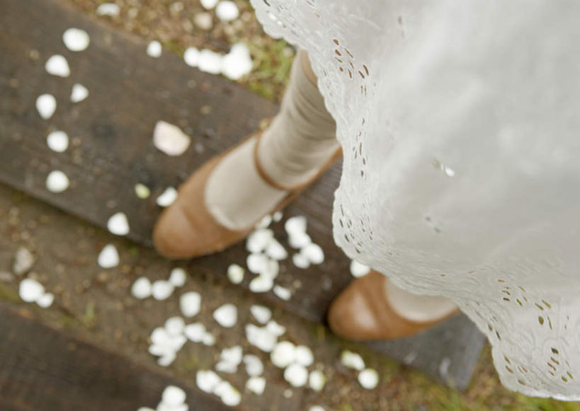 西方人,腿部,腿,一个人,新娘,站,横图,俯视,室外,特写,白天,婚纱,鞋,婚礼,快乐,地板,鞋子,欧洲,欧洲人,仅一个年轻女性,仅一个女性,仅一个人,一双,阴影,朦胧,模糊,庆祝,光线,影子,皮革,地面,结婚,花蕾,袜子,木地板,花,花瓣,鲜花,阳光,花苞,花蕊,站着,喜庆,纪念,长袜,长筒袜,长统袜,年轻女性,女人,女性,白种人,站立,半身,彩图,高角度拍摄,婚礼服,礼服,皮鞋,高兴