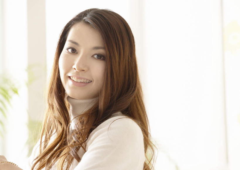 东方人,脸,头,脸颊,头发,一个人,笑,微笑,露齿笑,横图,室内,特写,白天,侧面,毛衣,亚洲,仅一个年轻女性,仅一个女性,仅一个人,阴影,服装,反射,影子,墙,棕色,扭头,注视,休闲装,黄种人,肩膀,墙壁,墙面,衣服,白色,观察,看,转头,休闲,休闲服,服饰,观看,察看,关注,线衫,毛线衣,绒线衣,年轻女性,女人,女性,亚洲人,头部,长发,卷发,脸部,脸蛋,面部,半身,彩图,绒衣,套衫,套头毛衣,线衣