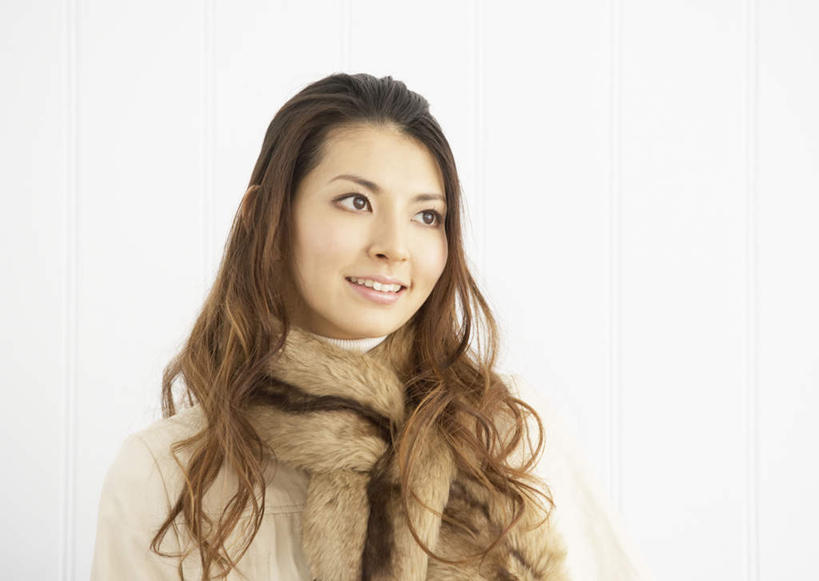 东方人,一个人,站,笑,微笑,横图,室内,白天,白色背景,正面,毛衣,亚洲,仅一个年轻女性,仅一个女性,仅一个人,一条,阴影,装饰,反射,影子,墙,扭头,注视,黄种人,墙壁,墙面,围巾,观察,看,站着,转头,温暖,摄影,影棚,围脖,观看,保暖,华丽,点缀,察看,御寒,关注,线衫,衬托,美观,雅致,雅观,毛线衣,绒线衣,年轻女性,女人,女性,亚洲人,站立,半身,彩图,影棚拍摄,绒衣,套衫,套头毛衣,线衣,拍摄