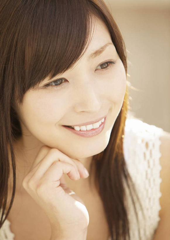 东方人,脸,头,脸颊,头发,一个人,坐,笑,微笑,露齿笑,竖图,俯视,室内,特写,白天,亚洲,仅一个年轻女性,仅一个女性,仅一个人,撑,阴影,服装,朦胧,模糊,反射,影子,棕色,托腮,注视,休闲装,黄种人,肩膀,衣服,白色,观察,看,托,休闲,休闲服,服饰,观看,察看,关注,托下巴,单手托腮,年轻女性,女人,女性,亚洲人,头部,长发,直发,脸部,脸蛋,面部,坐着,半身,彩图,高角度拍摄