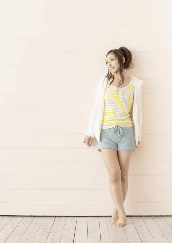 东方人,一个人,站,笑,微笑,竖图,室内,白天,正面,地板,亚洲,仅一个年轻女性,仅一个女性,仅一个人,阴影,服装,裤子,反射,影子,墙,地面,扭头,注视,牛仔裤,休闲装,黄种人,木地板,墙壁,墙面,衣服,白色,观察,看,站着,转头,休闲,休闲服,服饰,观看,察看,关注,年轻女性,女人,女性,亚洲人,牛仔短裤,站立,彩图,全身