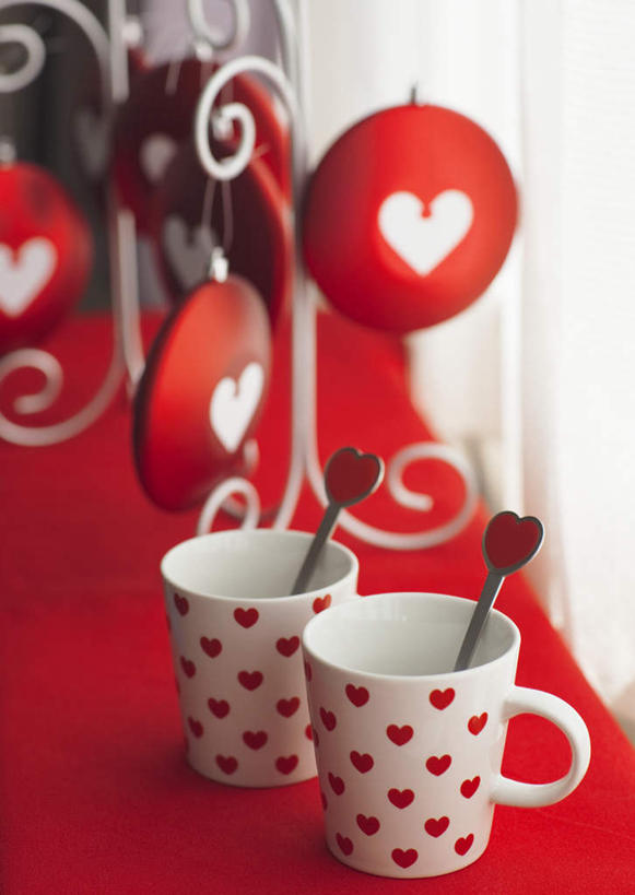 无人,竖图,俯视,室内,特写,白天,爱情,餐桌,窗户,窗帘,台灯,桌子,静物,杯子,许多,阴影,爱心,装饰,反射,瓷器,影子,勺子,灯光,咖啡杯,陶瓷制品,一对,浪漫,玻璃窗,灯,红色,帘子,灯具,调羹,汤匙,温暖,温馨,心形,遮阳,恩爱,餐台,华丽,修饰,点缀,和睦,照明设备,瓷杯,衬托,美观,雅致,雅观,红心,心型,彩图,高角度拍摄,融洽