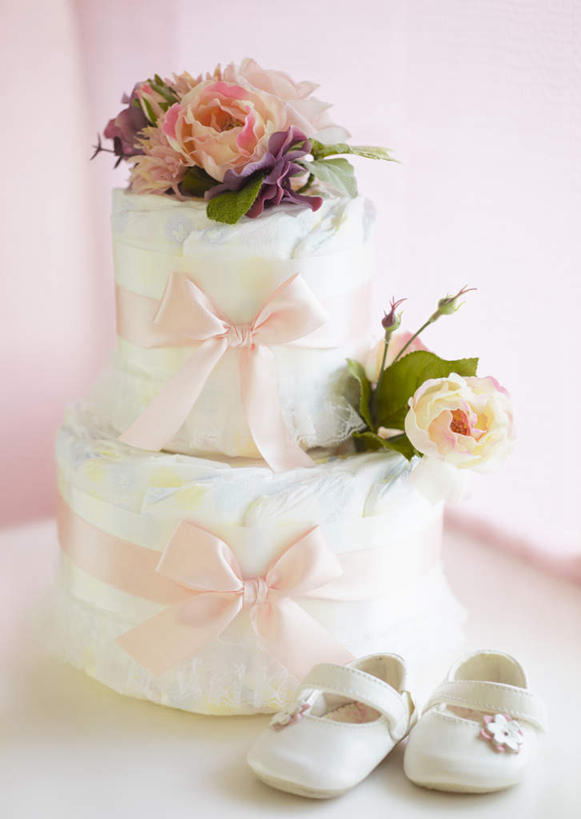 点心,无人,竖图,室内,特写,白天,正面,鞋子,叶子,一双,许多,阴影,装饰,盛开,反射,丝带,影子,食品,绿叶,缎带,花蕾,花,花瓣,花朵,鲜花,食物,糕点,红色,紫色,白色,蝴蝶结,婴儿鞋,生日蛋糕,花苞,花蕊,嫩叶,摆放,休闲鞋,华丽,修饰,点缀,衬托,美观,雅致,雅观,分布,叶,叶片,彩图,蛋糕