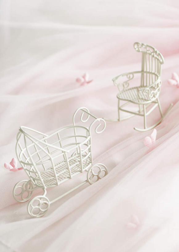 无人,竖图,俯视,室内,特写,白天,床,卧室,静物,玩具,椅子,阴影,反射,影子,手工艺品,床单,被子,车,婴儿车,白色,模型,工艺品,温暖,温馨,单人床,被单,载具,宝宝车,婴儿手推车,婴儿推车,彩图,高角度拍摄,睡房,卧房