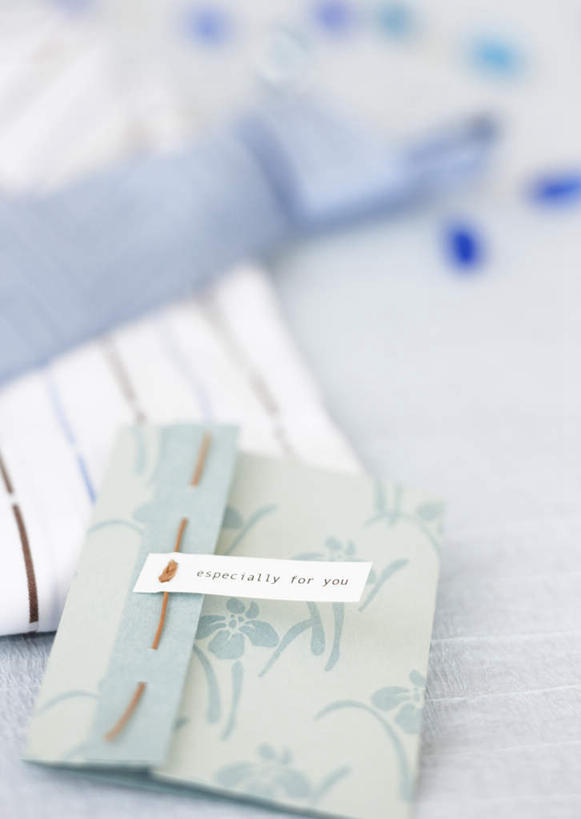 无人,竖图,俯视,室内,特写,白天,衬衫,静物,礼物,父亲节,节日,朦胧,模糊,庆祝,英文,标志,文字,字符,字母,贺卡,领带,祝福,文化,标识,卡片,庆典,礼品,信件,摆放,纪念,英文字母,放置,礼仪,祝愿,彩图,高角度拍摄,衬衣