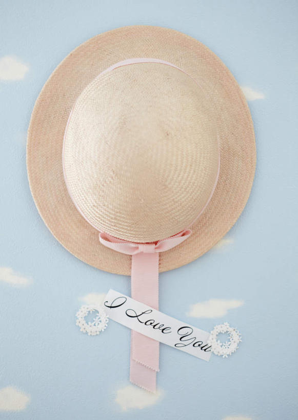 无人,竖图,俯视,室内,特写,白天,爱情,桌子,静物,帽子,英文,标志,布料,草帽,丝带,文字,字符,字母,粉红,缎带,纸条,浪漫,布纹,标识,桌布,一个,粉色,餐巾,台布,夏天,单个,英文字母,一顶,餐桌布,彩图,高角度拍摄