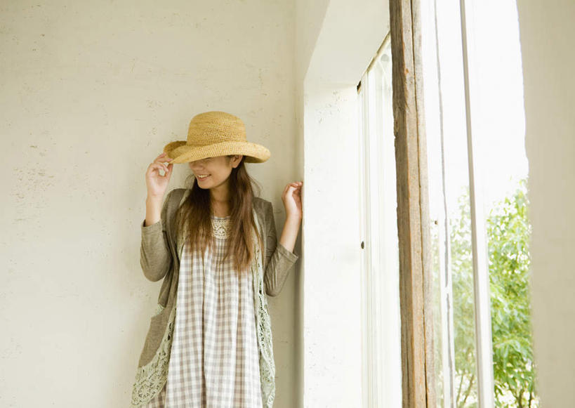 东方人,一个人,坐,笑,微笑,露齿笑,横图,室内,白天,正面,裙子,窗户,帽子,亚洲,仅一个年轻女性,仅一个女性,仅一个人,连衣裙,草帽,墙,注视,黄种人,玻璃窗,墙壁,墙面,扶,看,靠,靠着,扶着,关注,年轻女性,女人,女性,亚洲人,长发,直发,坐着,半身,彩图