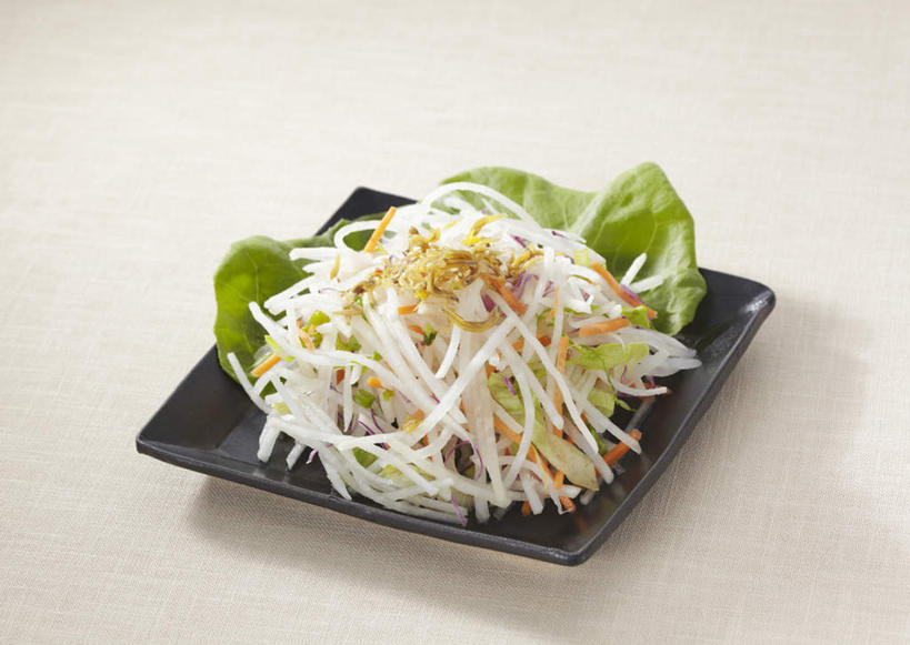 无人,餐厅,横图,俯视,室内,特写,白天,烹饪,餐桌,桌子,萝卜,白萝卜,蔬菜,餐具,叶子,一堆,许多,切开,堆叠,堆积,新鲜,碟子,盘,青菜,肉,日本料理,料理,食品,绿叶,切块,肉丝,菜肴,美食,肉类,桌布,食物,盘子,碟,日式料理,切,日式,嫩叶,佳肴,有机食品,绿色食品,餐台,堆,剖面,肉食,切面,叶,叶片,莱菔,彩图,高角度拍摄,餐馆,饭店,饭馆