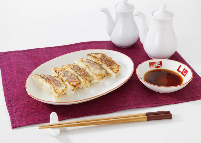 点心,无人,餐厅,横图,俯视,室内,特写,白天,白色背景,餐桌,筷子,桌子,餐具,五个,一排,整齐,碟子,壶,盘,醋,调料,油炸,油炸食品,料理,食品,锅贴,煎饺,面点,调味品,调味料,文化,传统,酱,美食,桌布,食物,排列,盘子,碟,中式,摄影,影棚,餐台,礼节,队列,礼仪,进餐用具,彩图,高角度拍摄,影棚拍摄,拍摄,餐馆,饭店,饭馆