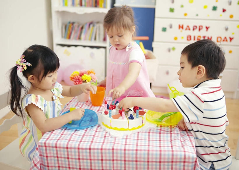 点心,东方人,儿童,三个人,客厅,站,坐,横图,俯视,室内,白天,爱情,聚会,生日,纯洁,餐桌,书架,桌子,杯子,蜡烛,书籍,亚洲,一排,许多,握,阴影,服装,节日,庆祝,整齐,装饰,盛开,光线,英文,标志,布料,方格,格子,火焰,文字,影子,烛光,字符,字母,墙,食品,燃烧,拿,花蕾,布纹,拿着,注视,休闲装,黄种人,文化,标识,墙壁,墙面,桌布,花,花瓣,花朵,鲜花,食物,糕点,排列,小孩,衣服,黄色,红色,餐巾,书柜,台布,生日蛋糕,花苞,花蕊,点燃,观察,看,祈祷,站着,庆典,休闲,温馨,休闲服,菊花,可爱,童年,童趣,握着,许愿,服饰,餐台,观看,纪念,英文字母,祈求,吉祥,察看,起居室,队列,关注,童真,烂漫,无邪,生日聚会,高洁,长寿,怀恋,清净,真情,寿客,秋菊,平安,天真,男孩,男人,男性,女孩,女人,女性,亚洲人,书,图书,餐桌布,站立,坐着,半身,彩图,高角度拍摄,派对,蛋糕,男生,女生