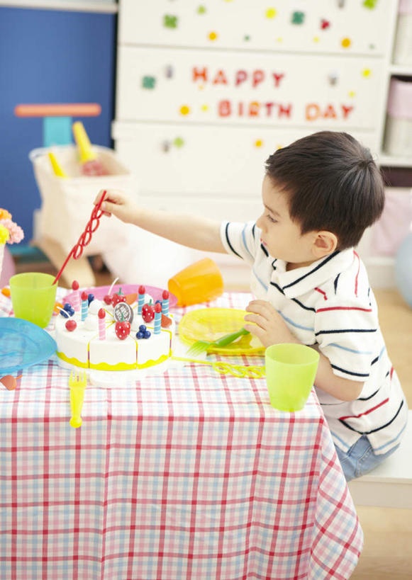 点心,东方人,儿童,一个人,客厅,坐,竖图,俯视,室内,白天,爱情,聚会,生日,纯洁,餐桌,桌子,杯子,蜡烛,亚洲,仅一个男性,仅一个人,许多,握,阴影,服装,节日,庆祝,装饰,盛开,光线,英文,标志,布料,方格,格子,火焰,文字,影子,烛光,字符,塑料,字母,墙,食品,燃烧,拿,花蕾,布纹,拿着,注视,休闲装,黄种人,文化,标识,墙壁,墙面,桌布,花,花瓣,花朵,鲜花,食物,糕点,小孩,衣服,黄色,红色,餐巾,塑料制品,吸管,台布,生日蛋糕,花苞,花蕊,点燃,观察,看,祈祷,仅一个小孩,庆典,休闲,温馨,休闲服,菊花,可爱,童年,童趣,握着,许愿,服饰,餐台,观看,纪念,英文字母,祈求,吉祥,察看,空心,起居室,关注,童真,烂漫,无邪,生日聚会,高洁,长寿,饮管,怀恋,清净,真情,寿客,秋菊,平安,天真,男孩,男人,男性,亚洲人,孩子,餐桌布,坐着,半身,彩图,高角度拍摄,派对,蛋糕,男生,圆柱状