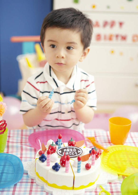 点心,东方人,儿童,一个人,客厅,坐,竖图,俯视,室内,白天,爱情,聚会,生日,纯洁,餐桌,桌子,杯子,蜡烛,亚洲,仅一个男性,仅一个人,许多,握,阴影,服装,节日,庆祝,装饰,盛开,光线,英文,标志,布料,方格,格子,火焰,文字,影子,烛光,字符,塑料,字母,墙,食品,燃烧,拿,花蕾,布纹,拿着,注视,休闲装,黄种人,文化,标识,墙壁,墙面,桌布,花,花瓣,花朵,鲜花,食物,糕点,小孩,衣服,黄色,红色,餐巾,塑料制品,吸管,台布,生日蛋糕,花苞,花蕊,点燃,观察,看,祈祷,仅一个小孩,庆典,休闲,温馨,休闲服,菊花,可爱,童年,童趣,握着,许愿,服饰,餐台,观看,纪念,英文字母,祈求,吉祥,察看,空心,起居室,关注,童真,烂漫,无邪,生日聚会,高洁,长寿,饮管,怀恋,清净,真情,寿客,秋菊,平安,天真,男孩,男人,男性,亚洲人,孩子,餐桌布,坐着,半身,彩图,高角度拍摄,派对,蛋糕,男生,圆柱状