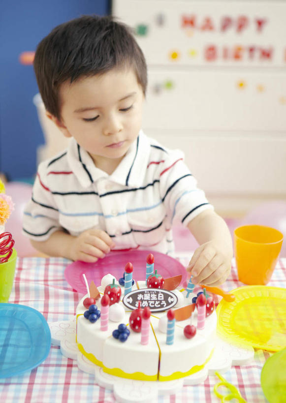 点心,东方人,儿童,一个人,客厅,坐,竖图,俯视,室内,白天,爱情,聚会,生日,纯洁,餐桌,桌子,杯子,蜡烛,亚洲,仅一个男性,仅一个人,许多,握,阴影,服装,节日,庆祝,装饰,盛开,光线,英文,标志,布料,方格,格子,火焰,文字,影子,烛光,字符,塑料,字母,墙,食品,燃烧,拿,花蕾,布纹,拿着,注视,休闲装,黄种人,文化,标识,墙壁,墙面,桌布,花,花瓣,花朵,鲜花,食物,糕点,小孩,衣服,黄色,红色,餐巾,塑料制品,吸管,台布,生日蛋糕,花苞,花蕊,点燃,观察,看,祈祷,仅一个小孩,庆典,休闲,温馨,休闲服,菊花,可爱,童年,童趣,握着,许愿,服饰,餐台,观看,纪念,英文字母,祈求,吉祥,察看,空心,起居室,关注,童真,烂漫,无邪,生日聚会,高洁,长寿,饮管,怀恋,清净,真情,寿客,秋菊,平安,天真,男孩,男人,男性,亚洲人,孩子,餐桌布,坐着,半身,彩图,高角度拍摄,派对,蛋糕,男生,圆柱状