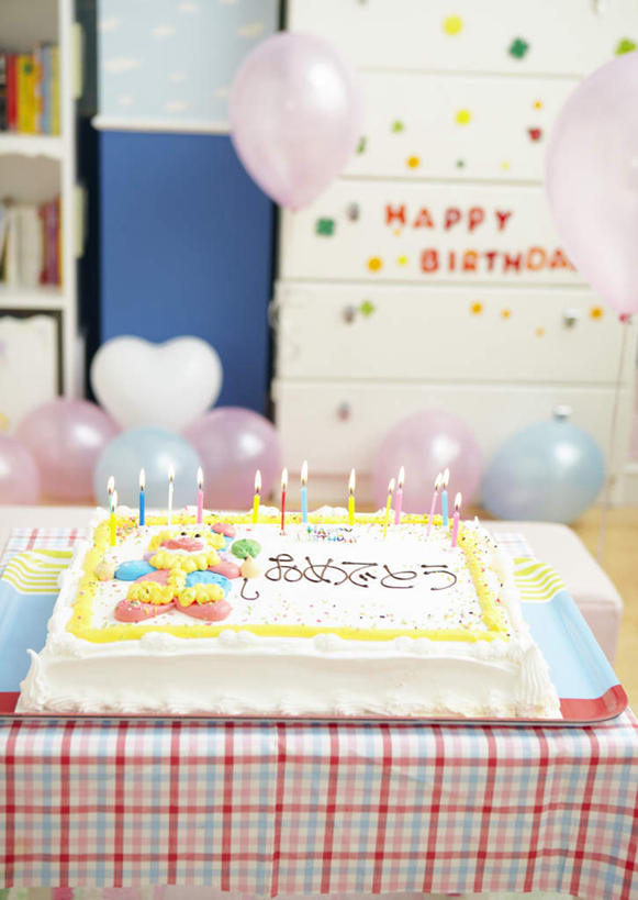 点心,无人,客厅,竖图,室内,白天,正面,聚会,生日,壁纸,餐桌,书架,桌子,书籍,一排,许多,节日,庆祝,整齐,装饰,英文,标志,布料,方格,格子,文字,字符,塑料,字母,墙,食品,粉红,布纹,文化,标识,墙壁,墙面,桌布,食物,糕点,排列,粉色,蓝色,餐巾,气球,塑料制品,书柜,台布,生日蛋糕,庆典,橡胶,餐台,纪念,英文字母,华丽,修饰,点缀,起居室,队列,橡胶制品,生日聚会,衬托,美观,雅致,雅观,墙纸,书,图书,餐桌布,彩图,派对,蛋糕