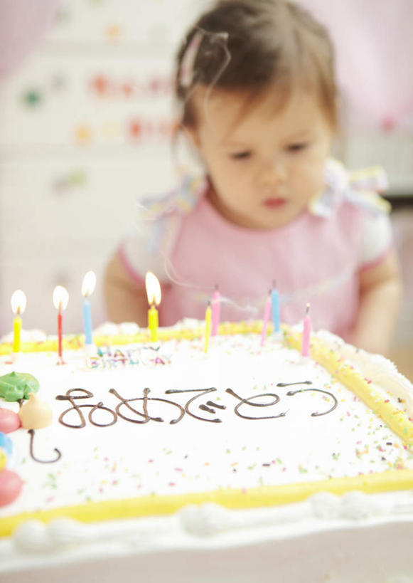 点心,东方人,儿童,一个人,坐,竖图,室内,白天,正面,聚会,生日,纯洁,蜡烛,亚洲,仅一个女性,仅一个人,阴影,服装,节日,庆祝,装饰,光线,日文,标志,火焰,文字,影子,烛光,字符,字母,食品,燃烧,注视,休闲装,黄种人,文化,标识,食物,糕点,小孩,衣服,生日蛋糕,吹,点燃,观察,看,祈祷,仅一个小孩,庆典,休闲,温馨,休闲服,可爱,童年,童趣,许愿,服饰,观看,纪念,英文字母,祈求,察看,关注,童真,烂漫,无邪,生日聚会,平安,天真,女孩,女人,女性,亚洲人,孩子,坐着,半身,彩图,派对,蛋糕,女生