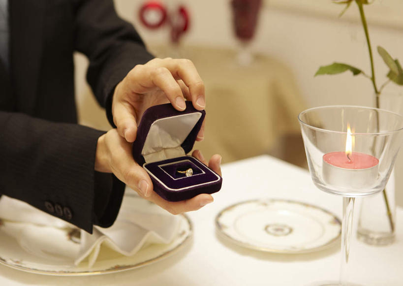 东方人,一个人,餐厅,坐,横图,俯视,室内,特写,白天,衬衫,西装,爱情,幸福,纯洁,热情,玫瑰,杯子,餐具,花瓶,蜡烛,亚洲,仅一个男性,仅一个人,握,套装,正装,朦胧,模糊,盛开,布料,碟子,高脚杯,盘,烛光,玫瑰花,领带,红酒杯,浪漫,拿,花蕾,布纹,拿着,黄种人,玻璃制品,装饰品,桌布,花,花瓣,花朵,鲜花,仅一个年轻男性,一朵,红色,白色,盘子,玻璃瓶,餐巾,戒指,酒杯,瓶子,饰品,首饰,碟,台布,花苞,花蕊,打开,温暖,温馨,恩爱,握着,红玫瑰,求婚,信物,一支,和睦,权利,感动,戒指盒,尊敬,手饰,天真,刺玫花,徘徊花,男人,男性,年轻男性,亚洲人,玻璃杯,进餐用具,烹调用具,餐桌布,坐着,半身,彩图,高角度拍摄,衬衣,餐馆,饭店,饭馆,融洽