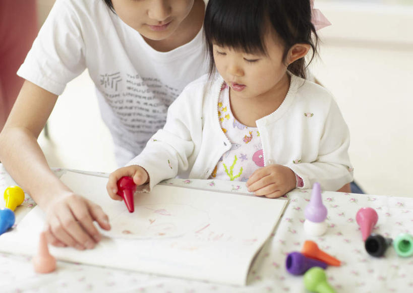 东方人,儿童,两个人,家庭,坐,抱,横图,俯视,室内,白天,绘画,纯洁,桌子,亚洲,握,艺术,笔,蜡笔,纸,墙,办公用品,纸张,古典,拿,拿着,注视,兄妹,黄种人,文化,书桌,妹妹,墙壁,墙面,文具,小孩,课桌,学习用品,工艺品,观察,看,品味,温暖,温馨,一家人,可爱,童年,童趣,握着,抱着,观看,文具用品,美术,和睦,察看,绘图,高雅,搂着,关注,亲情,哥哥,童真,烂漫,无邪,美学,儿童画,天真,男孩,男人,男性,女孩,女人,女性,亚洲人,画纸,画画,画图,搂,搂抱,摹绘,坐着,半身,彩图,高角度拍摄,铅画纸,素描纸,融洽,男生,女生