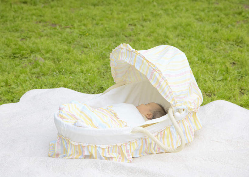 东方人,婴儿,儿童,一个人,躺,闭眼,睡,横图,俯视,室外,白天,纯洁,草地,草坪,植物,纺织品,亚洲,仅一个人,装饰,篮子,毛毯,毯子,黄种人,草,纺织,小孩,绿色,白色,垫子,温暖,可爱,活泼,华丽,修饰,点缀,便利,存放,载具,宝宝,纯真,烂漫,无邪,快捷,衬托,美观,雅致,雅观,方便,寄存,寄放,暂存,卧着,伶俐,天真,亚洲人,孩子,闭眼睛,闭着眼,闭着眼睛,困,困觉,寝息,睡觉,躺着,卧,彩图,高角度拍摄,全身,草编婴儿篮,婴儿篮