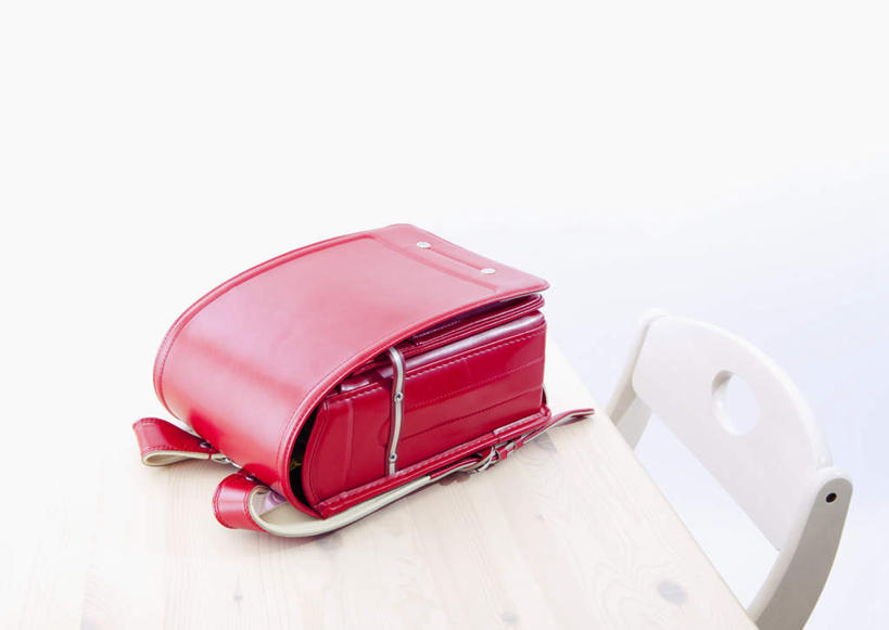 无人,横图,室内,特写,白天,白色背景,正面,桌子,静物,椅子,阴影,反射,包,书包,影子,木椅,书桌,一个,红色,背包,课桌,摄影,影棚,单个,彩图,影棚拍摄,拍摄,双肩包