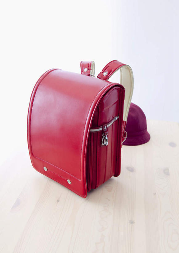 无人,竖图,室内,特写,白天,白色背景,正面,桌子,静物,椅子,阴影,反射,包,书包,影子,木椅,书桌,一个,红色,背包,课桌,摄影,影棚,单个,彩图,影棚拍摄,拍摄,双肩包