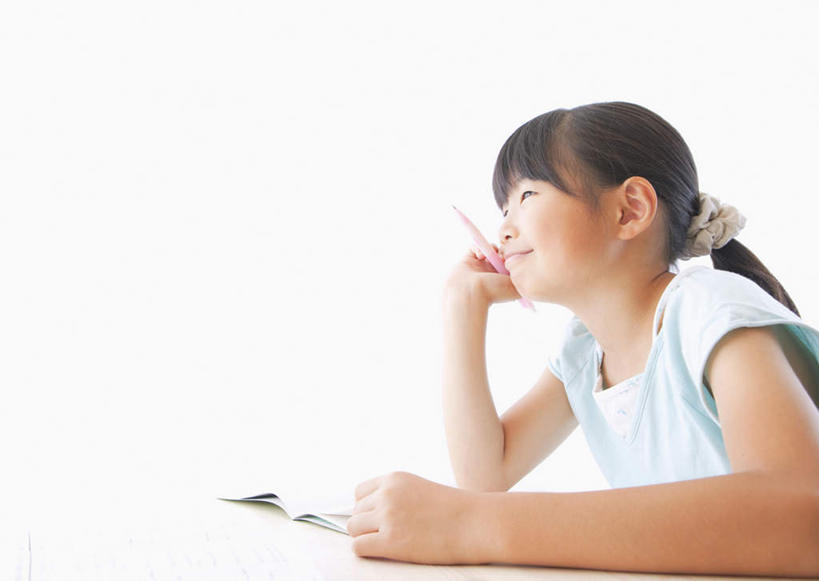 东方人,儿童,一个人,坐,笑,微笑,横图,室内,白天,白色背景,侧面,纯洁,桌子,亚洲,仅一个女性,仅一个人,撑,握,服装,装饰,笔,头饰,办公用品,拿,拿着,托腮,注视,休闲装,黄种人,书桌,文具,小孩,衣服,蓝色,发饰,课桌,铅笔,饰品,学习用品,观察,看,托,仅一个小孩,休闲,休闲服,可爱,童年,童趣,握着,摄影,服饰,影棚,观看,华丽,修饰,文具用品,点缀,察看,关注,托下巴,自动铅笔,头绳,童真,烂漫,无邪,配饰,衬托,美观,雅致,雅观,天真,女孩,女人,女性,亚洲人,孩子,坐着,半身,彩图,影棚拍摄,拍摄,发绳,女生
