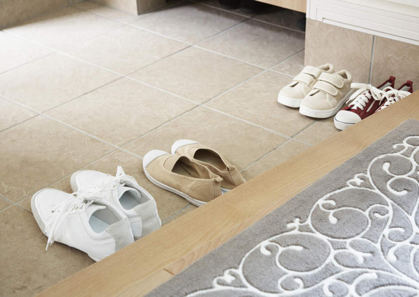 无人,横图,俯视,室内,特写,白天,运动鞋,静物,鞋子,纺织品,一排,阴影,整齐,反射,瓷砖,地砖,毯子,影子,地面,纺织,排列,红色,白色,垫子,四双,休闲鞋,板鞋,队列,门垫,彩图,高角度拍摄