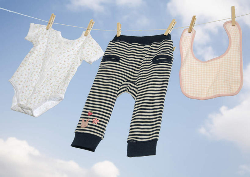 无人,横图,室外,特写,白天,仰视,婴儿服装,静物,许多,吊挂,悬挂,阴影,裤子,光线,木制,影子,云,云朵,挂,云彩,围兜,蓝色,白色,白云,蓝天,天空,阳光,餐巾,夹子,晾衣绳,木制品,绳子,天,晴朗,衣夹,口水巾,食饭兜,婴儿围脖,婴儿围兜,晴空,彩图,低角度拍摄,婴儿服