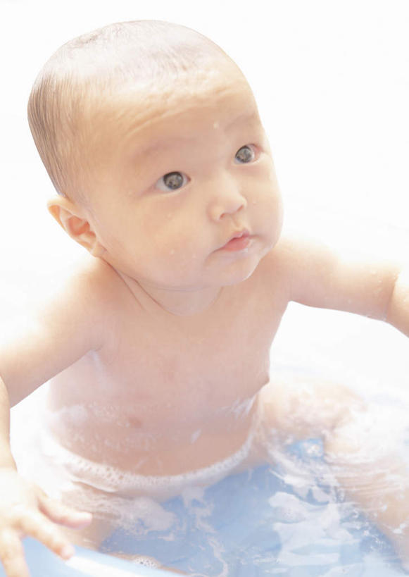 东方人,婴儿,儿童,一个人,坐,竖图,俯视,室内,白天,白色背景,纯洁,水,亚洲,仅一个人,液体,水滴,注视,黄种人,裸露,小孩,观察,看,浴盆,可爱,摄影,活泼,影棚,洗澡盆,观看,察看,关注,宝宝,裸,纯真,烂漫,无邪,伶俐,天真,亚洲人,孩子,坐着,半身,彩图,高角度拍摄,影棚拍摄,拍摄