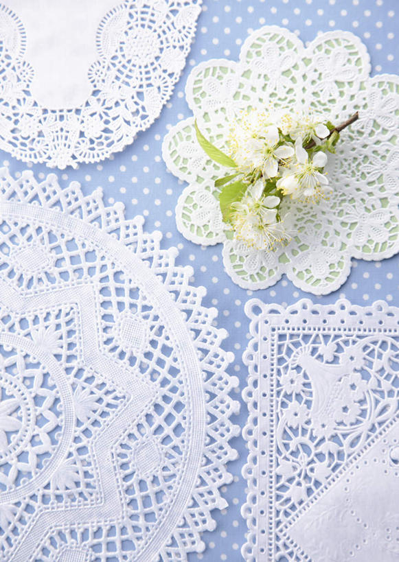 无人,竖图,俯视,室内,特写,白天,桌子,叶子,阴影,装饰,美白,盛开,反射,影子,斑点,绿叶,蕾丝,花边,花蕾,花,花瓣,花朵,鲜花,蓝色,白色,花苞,花蕊,嫩叶,清热,摄影,影棚,华丽,修饰,点缀,清香,苹果花,陷阱,衬托,美观,雅致,雅观,抽纱,解毒,明目,叶,叶片,彩图,高角度拍摄,影棚拍摄,拍摄