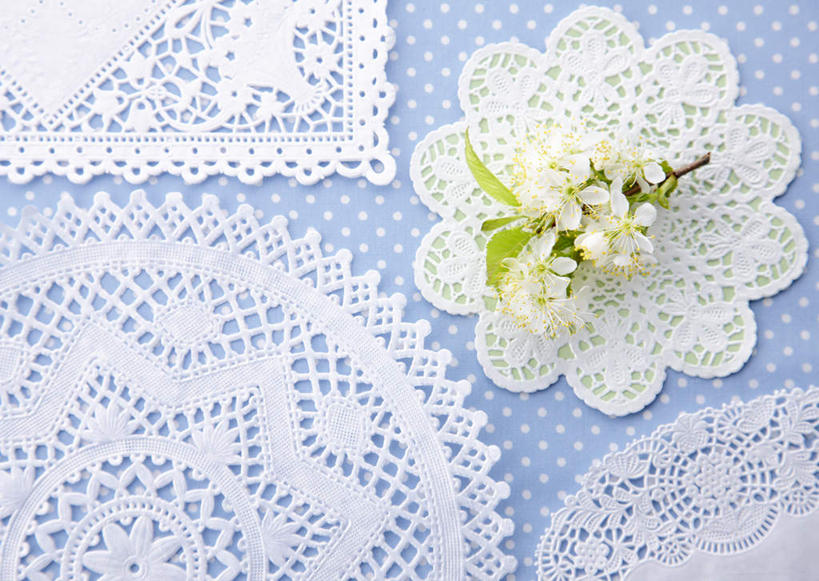 无人,横图,俯视,室内,特写,白天,桌子,叶子,阴影,装饰,美白,盛开,反射,影子,斑点,绿叶,蕾丝,花边,花蕾,花,花瓣,花朵,鲜花,蓝色,白色,花苞,花蕊,嫩叶,清热,摄影,影棚,华丽,修饰,点缀,清香,苹果花,陷阱,衬托,美观,雅致,雅观,抽纱,解毒,明目,叶,叶片,彩图,高角度拍摄,影棚拍摄,拍摄