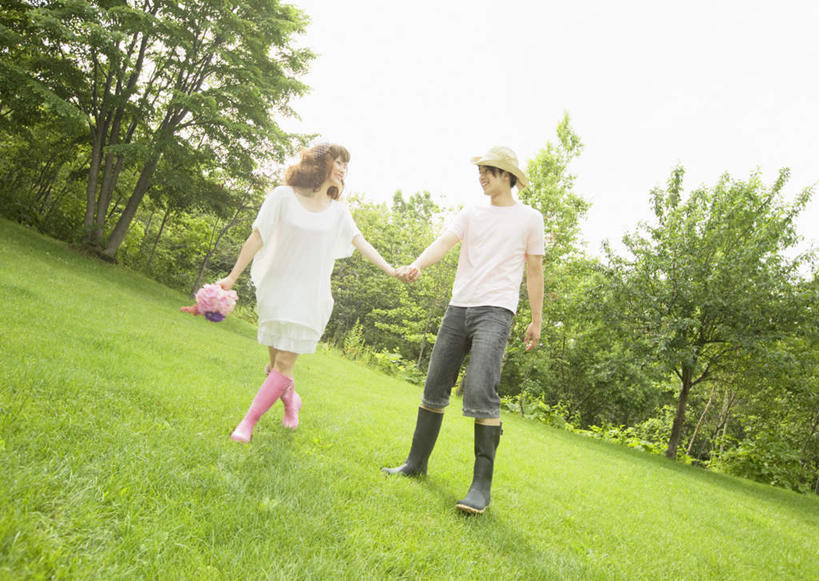 东方人,两个人,夫妻,新娘,新郎,站,握手,笑,微笑,露齿笑,横图,室外,白天,正面,裙子,T恤衫,爱情,婚礼,快乐,草地,草坪,植物,帽子,亚洲,握,连衣裙,服装,庆祝,盛开,草帽,捧花,手捧花,结婚,浪漫,拿,T恤,花蕾,拿着,注视,休闲装,黄种人,草,花,花瓣,花朵,鲜花,树,树木,衣服,红色,绿色,紫色,白色,天空,自然,花束,天,花苞,花蕊,观察,看,站着,休闲,喜庆,休闲服,恩爱,握着,恋人,服饰,生长,成长,观看,纪念,察看,关注,婚礼捧花,男人,男性,年轻男性,年轻女性,女人,女性,亚洲人,夫妇,情侣,搀手,拉手,手搀手,手拉手,手牵手,手握手,站立,彩图,全身,高兴,伴侣