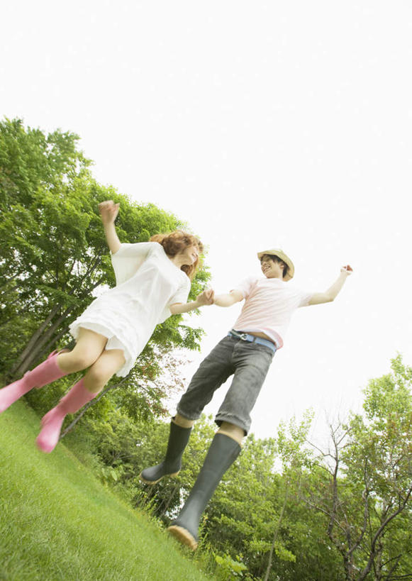 东方人,两个人,夫妻,新娘,新郎,跳,举,握手,笑,微笑,露齿笑,竖图,室外,白天,仰视,裙子,T恤衫,爱情,婚礼,快乐,草地,草坪,植物,帽子,鞋子,亚洲,连衣裙,服装,朦胧,模糊,庆祝,草帽,雨鞋,雨靴,半空,结婚,浪漫,T恤,注视,休闲装,黄种人,靴子,草,树,树木,衣服,粉色,绿色,白色,天空,自然,天,观察,看,托,休闲,喜庆,休闲服,恩爱,恋人,服饰,生长,成长,观看,纪念,察看,关注,胶鞋,男人,男性,年轻男性,年轻女性,女人,女性,亚洲人,卷发,夫妇,情侣,搀手,举起,举手,举着,拉手,手搀手,手拉手,手牵手,手握手,跳跃,向上举,向上伸,向上托,彩图,低角度拍摄,全身,高兴,伴侣