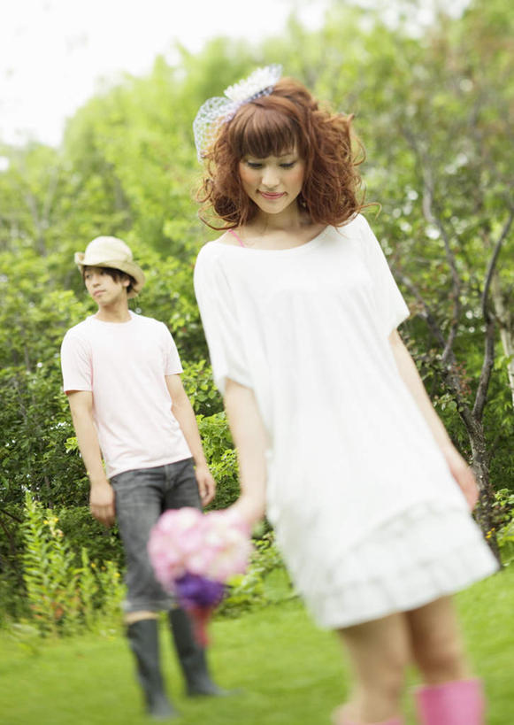 东方人,两个人,夫妻,新娘,新郎,站,笑,微笑,竖图,室外,白天,正面,裙子,T恤衫,爱情,婚礼,快乐,草地,草坪,植物,帽子,亚洲,握,连衣裙,服装,朦胧,模糊,庆祝,盛开,草帽,捧花,手捧花,结婚,浪漫,拿,T恤,花蕾,拿着,注视,休闲装,黄种人,草,花,花瓣,花朵,鲜花,树,树木,衣服,红色,绿色,紫色,白色,自然,花束,花苞,花蕊,观察,看,站着,休闲,喜庆,休闲服,恩爱,握着,恋人,服饰,生长,成长,观看,纪念,察看,关注,婚礼捧花,男人,男性,年轻男性,年轻女性,女人,女性,亚洲人,夫妇,情侣,站立,半身,彩图,高兴,伴侣