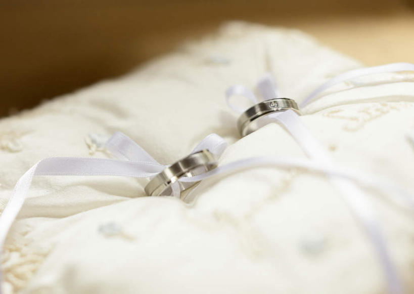 无人,横图,俯视,室内,特写,白天,爱情,静物,朦胧,模糊,丝绸,丝带,缎带,浪漫,绸带,装饰品,戒指,饰品,首饰,恩爱,戒枕,信物,权利,手饰,彩图,高角度拍摄