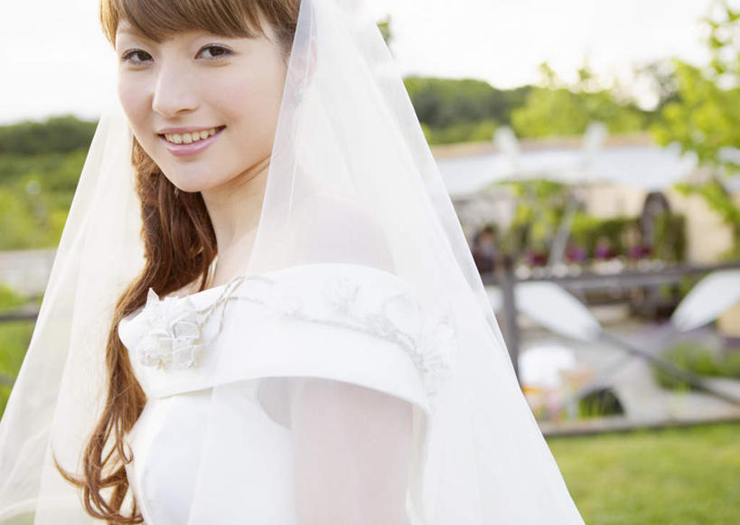 东方人,一个人,新娘,站,笑,微笑,露齿笑,横图,室外,白天,侧面,婚纱,婚礼,快乐,草地,草坪,植物,珠宝,亚洲,仅一个年轻女性,仅一个女性,仅一个人,朦胧,模糊,庆祝,装饰,胸花,结婚,注视,黄种人,草,绿色,天空,饰品,天,观察,看,站着,喜庆,观看,纪念,胸针,华丽,修饰,点缀,察看,关注,配饰,衬托,美观,雅致,雅观,年轻女性,女人,女性,亚洲人,长发,站立,半身,彩图,婚礼服,礼服,高兴