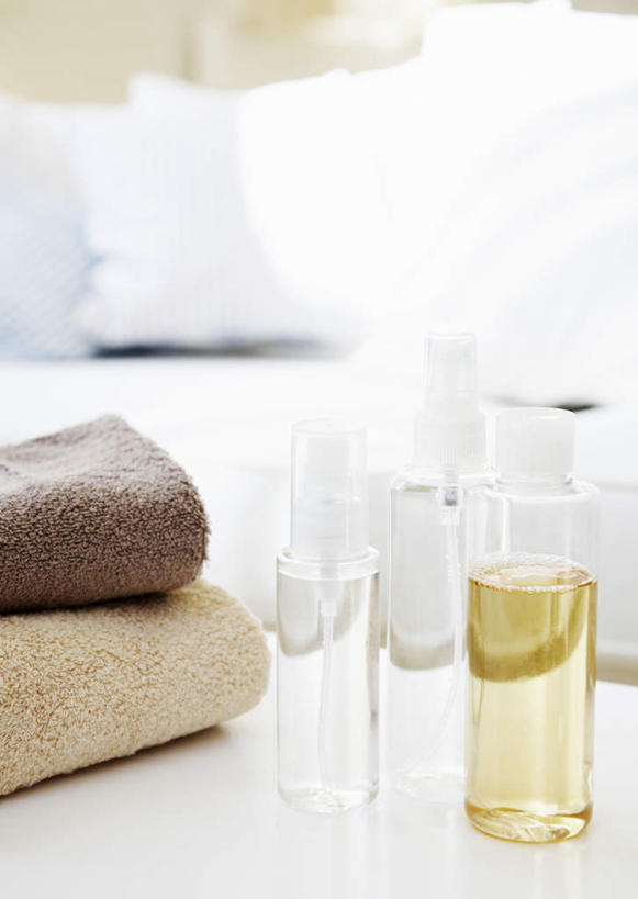 无人,竖图,室内,特写,白天,正面,化妆,美容,植物,窗户,桌面,静物,杯子,花瓶,护肤,朦胧,模糊,美白,纺织物,牙刷,玻璃制品,黄色,红色,绿色,自然,玻璃瓶,瓶子,水杯,毛巾,日用品,清洁,保养,享受,休闲,放松,去角质,保健,生长,成长,洁面乳,洗漱用品,保湿,保暖,两支,卫生,滋润,护肤品,洗面奶,去死皮,护肤用品,舒缓,透气,养颜,防水,去污,控油,紧肤,嫩肤,祛痘,去痘,祛角质,抗衰,再生,增白,补水,祛斑,抗皱,防皱,除皱,去皱,储水,耐磨,吸水,茶杯,彩图