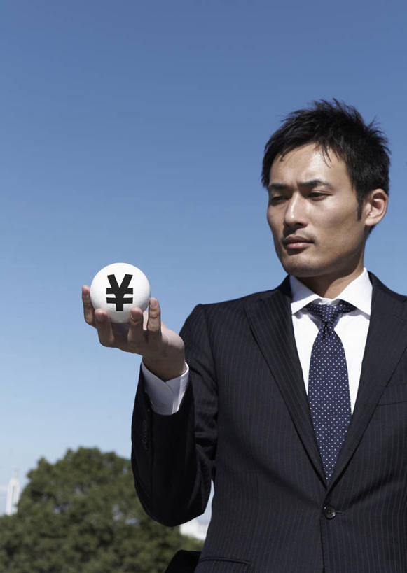 东方人,一个人,商务人士,商务男性,站,竖图,室外,白天,正面,衬衫,植物,亚洲,仅一个男性,仅一个人,一条,握,阴影,套装,光线,标志,文字,影子,字符,字母,领带,拿,拿着,扭头,注视,黄种人,标识,球,树,树木,仅一个年轻男性,一个,蓝色,绿色,白色,蓝天,天空,阳光,自然,天,观察,看,站着,转头,握着,生长,晴朗,单个,成长,观看,察看,象征,庄重,关注,商务装,身份,工薪阶层,万里无云,正式,地位,男人,男性,年轻男性,亚洲人,白领,上班族,晴空,晴空万里,站立,半身,彩图,衬衣,日元符号