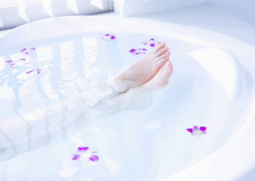 东方人,腿部,腿,一个人,坐,交叉,横图,俯视,室内,特写,白天,洗澡,卫生间,浴室,亚洲,仅一个年轻女性,仅一个女性,仅一个人,盛开,墙,花蕾,黄种人,光脚,干净,裸露,墙壁,墙面,花,花瓣,花朵,鲜花,浴缸,花苞,花蕊,清洁,享受,健康,赤脚,放松,保健,卫生,裸,卫浴设备,相交,交集,泡汤,水管装置,年轻女性,女人,女性,亚洲人,淋浴房,坐着,半身,彩图,高角度拍摄,沐浴,冲凉房,沐浴间,沐浴室